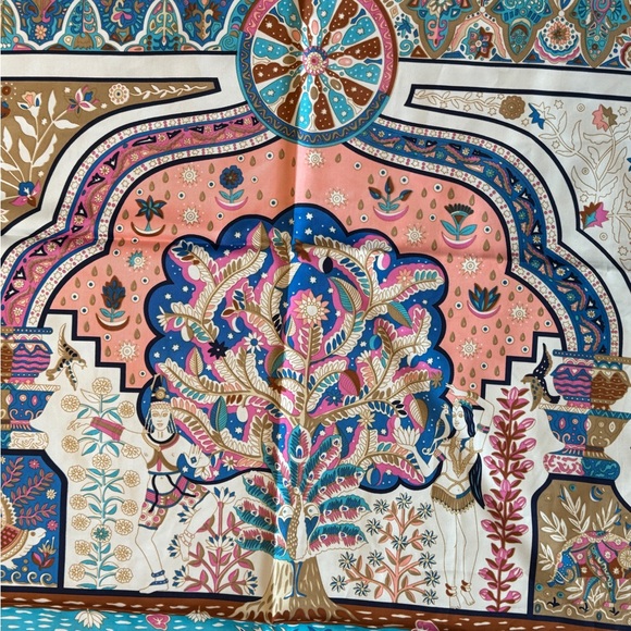 Designer-style Silk Scarf 140cm - Picture 2 of 8